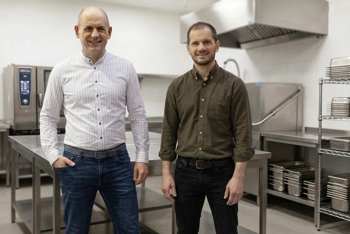 Geschäftsführung Alvanta — Michael und Thomas Enk in einer Großküche